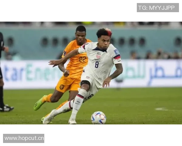 邓弗里斯不满被换下怒砸皮球表情郁闷引发关注