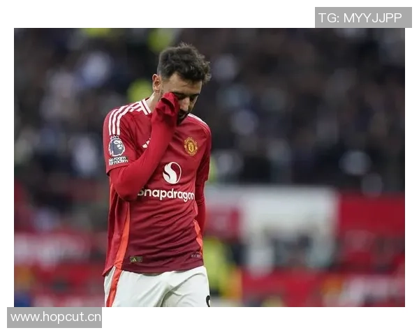 阿莫林曼联首年引发更衣室震荡三后卫战术引争议